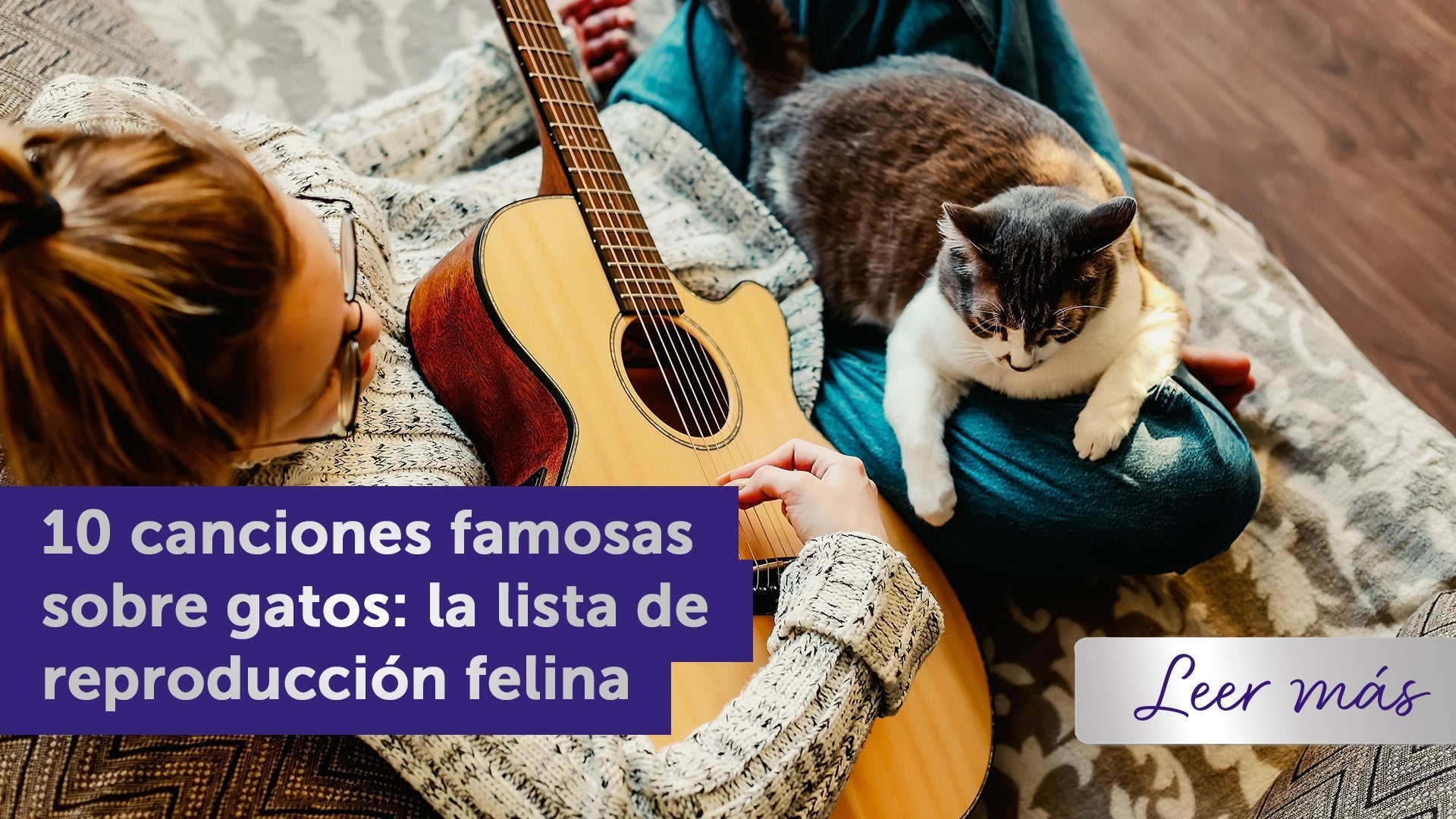 Mujer sonriente tocando la guitarra con su gato sentado en su regazo